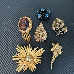 6 Large vintage pins